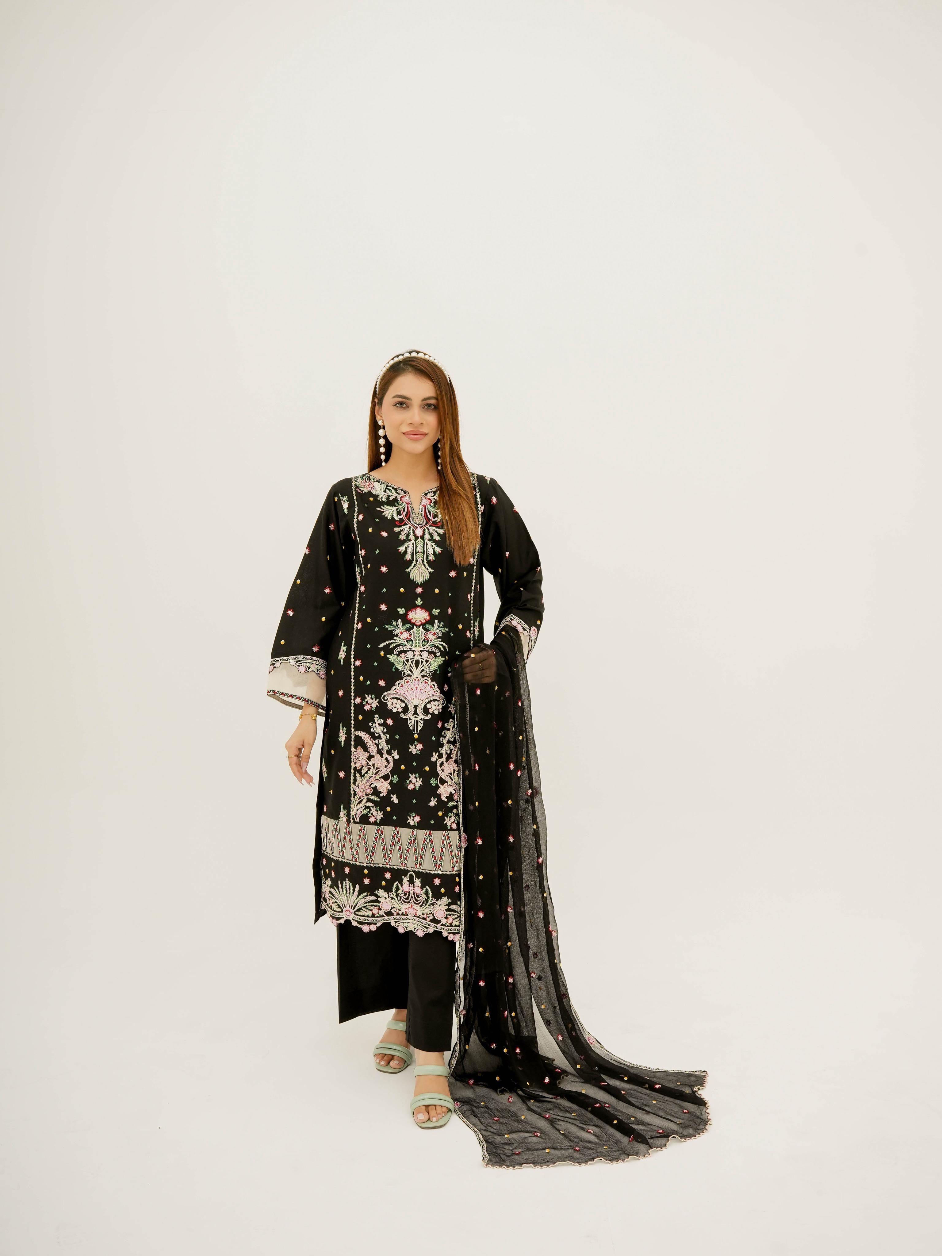 Radiance in Black – Embroidered Elegance