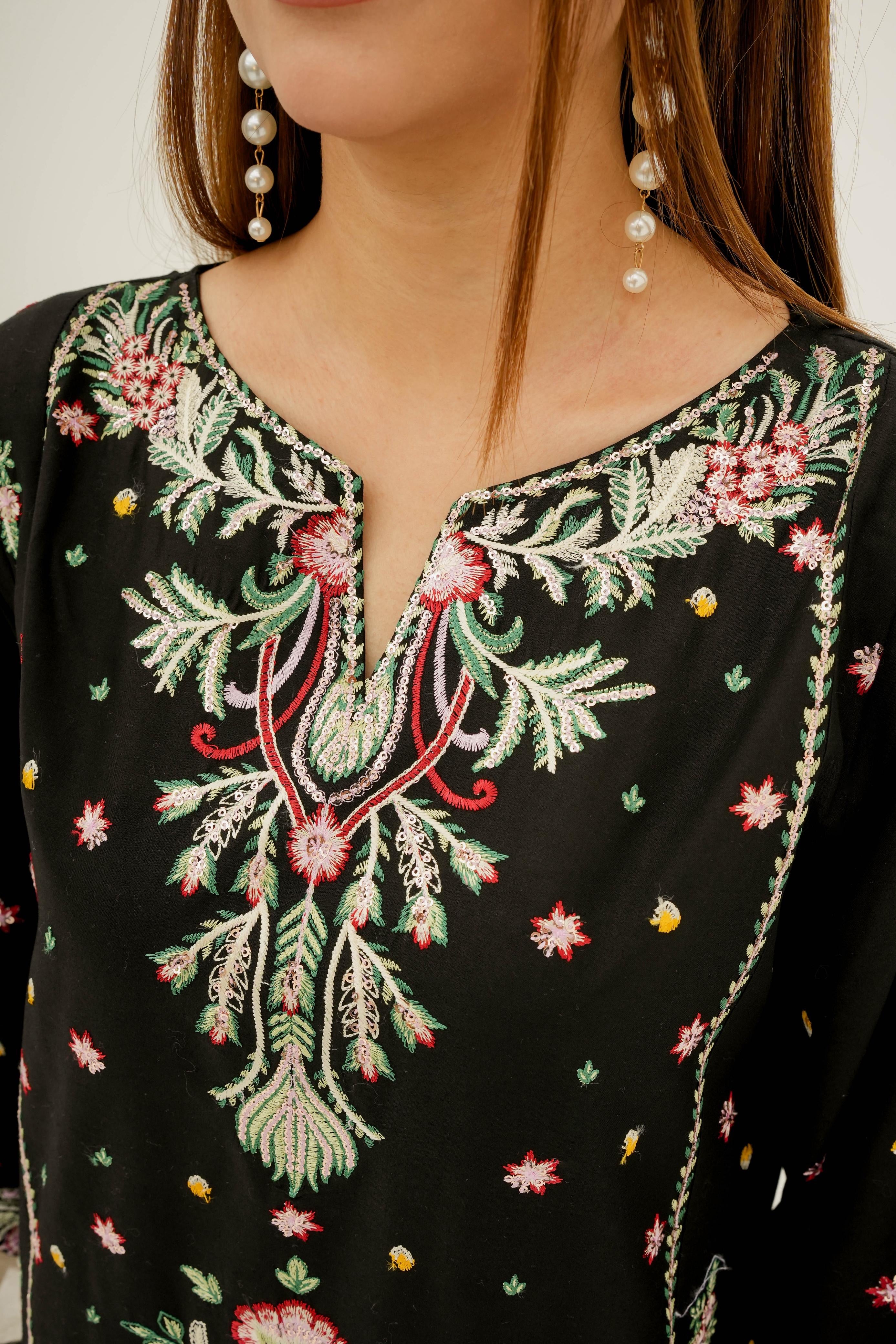 Radiance in Black – Embroidered Elegance
