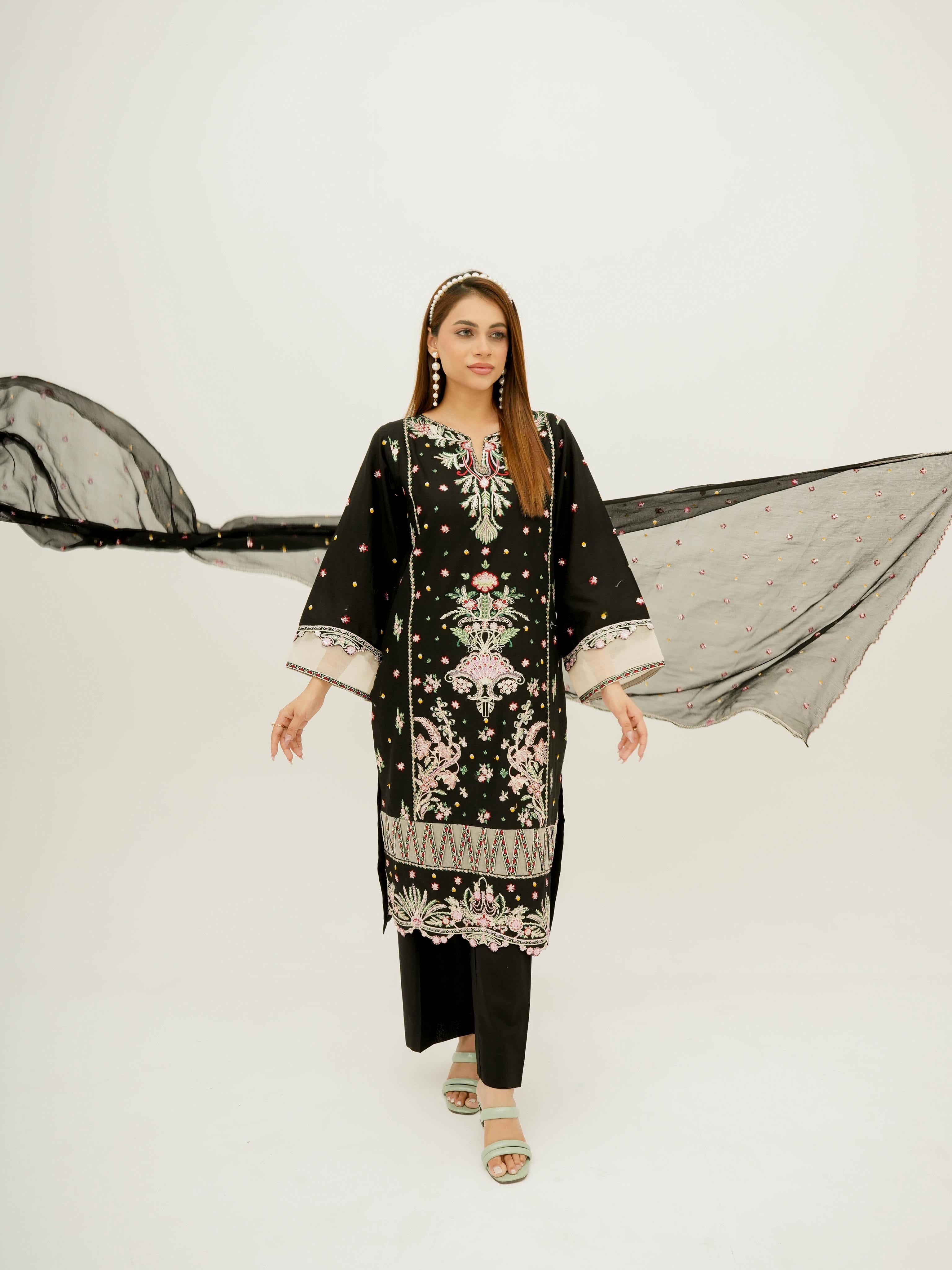 Radiance in Black – Embroidered Elegance