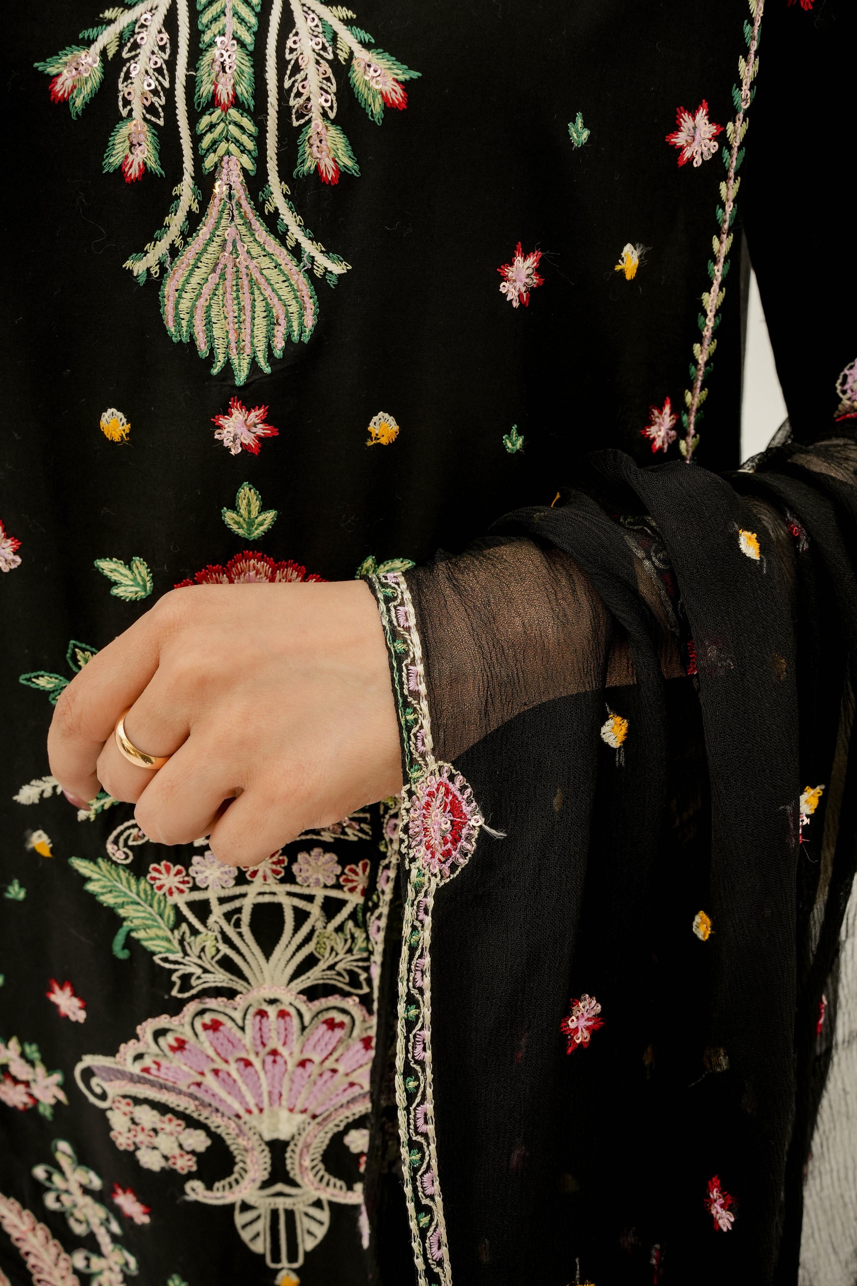 Radiance in Black – Embroidered Elegance